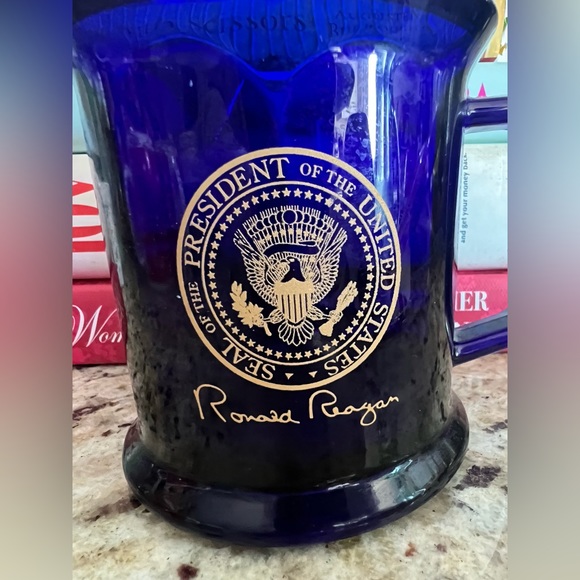 PRESIDENT RONALD REAGAN COFFEE MUG BLUE & GOLD GLASS GOLD PRESIDENTIAL SEAL - Picture 4 of 4
